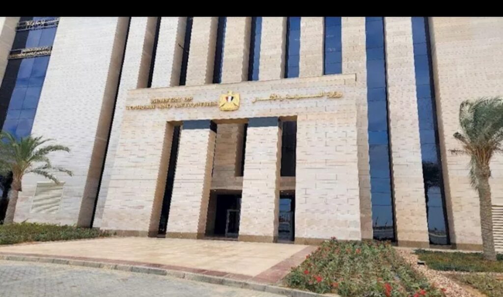 تأشيرة الباقات السياحية تفتح باب العمرة للمصريين بشروط.. والباركود يظل إلزاميًا وفق القانون