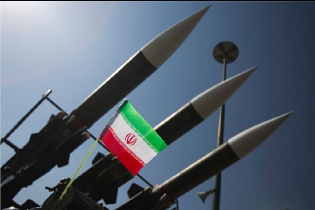 إيران تعلن استهداف قواعد أمريكية في الكويت والبحرين وتلوّح بتوسيع نطاق الرد العسكري في المنطقة