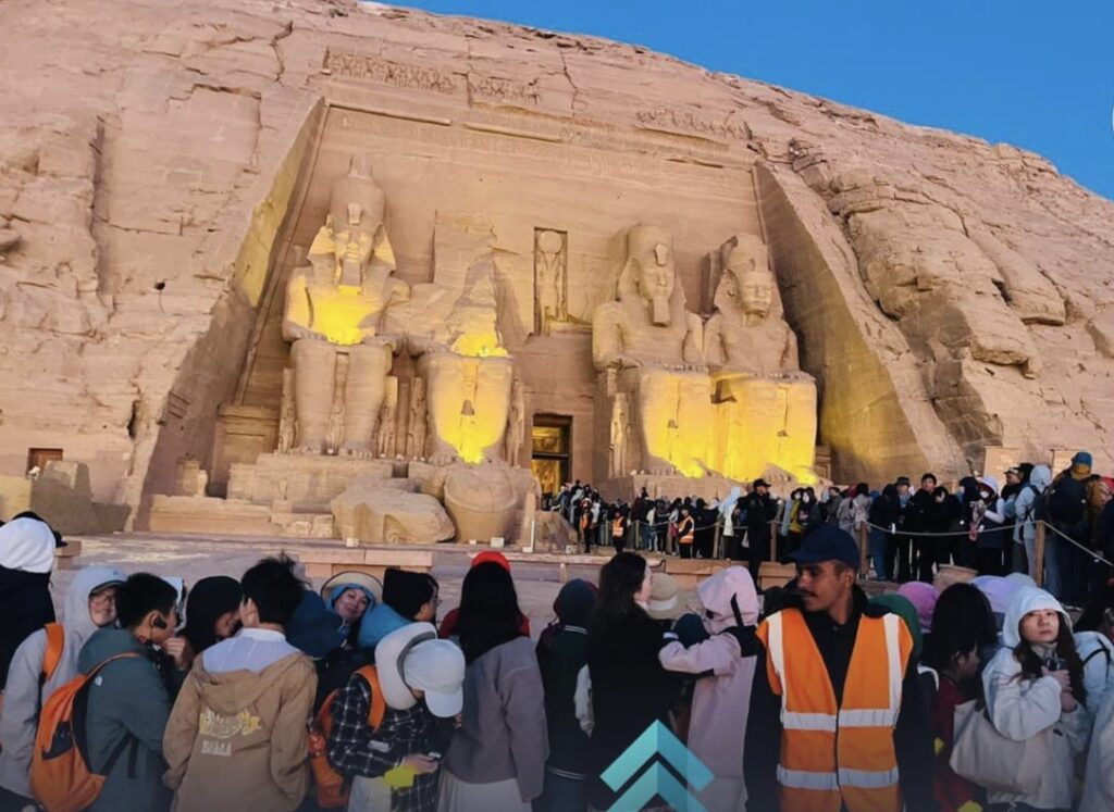تعامد الشمس على معبد أبو سمبل 2026.. 7 آلاف سائح يشهدون الظاهرة التي حيرت العالم